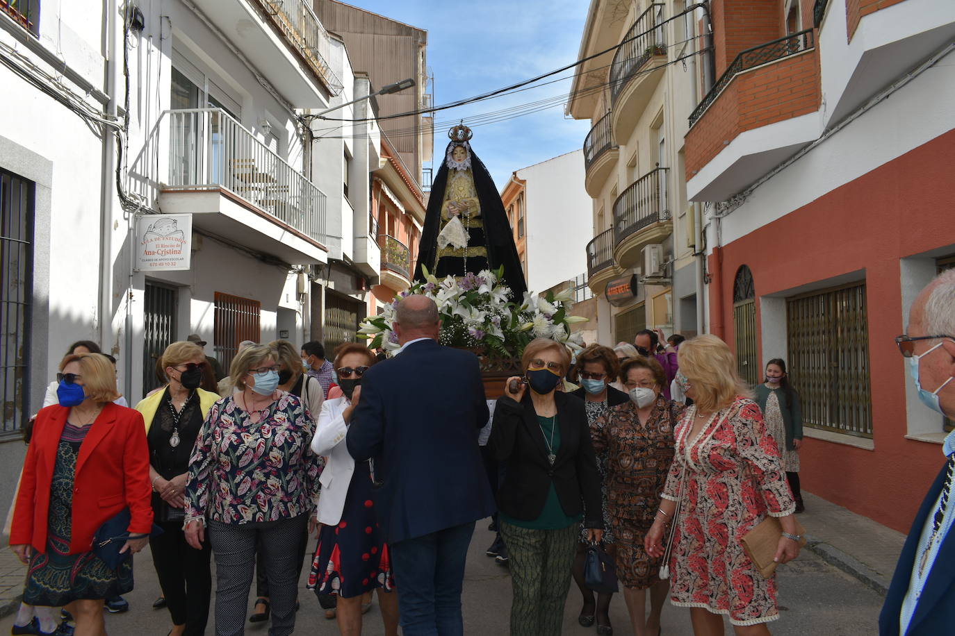 Los miajadeños volvieron a vivir su Semana Santa. Volvieron a llorar la muerte de Jesucristo acompañando al Cristo de la Piedad, la Piedad, el Santo Sepulcro y la Virgen de los Dolores, y volvieron a celebrar su resurrección con el encuentro entre el Cristo Resucitado y la Virgen. Una Semana Santa como hacía dos años no habían podido celebrar y que han vuelto a disfrutar con todos los honores 