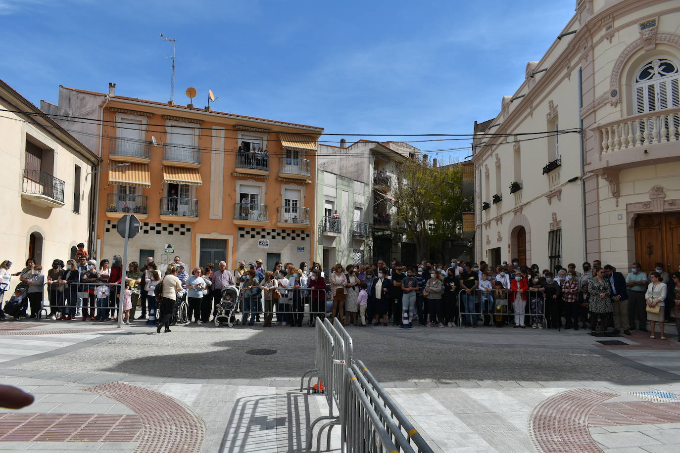Los miajadeños volvieron a vivir su Semana Santa. Volvieron a llorar la muerte de Jesucristo acompañando al Cristo de la Piedad, la Piedad, el Santo Sepulcro y la Virgen de los Dolores, y volvieron a celebrar su resurrección con el encuentro entre el Cristo Resucitado y la Virgen. Una Semana Santa como hacía dos años no habían podido celebrar y que han vuelto a disfrutar con todos los honores 