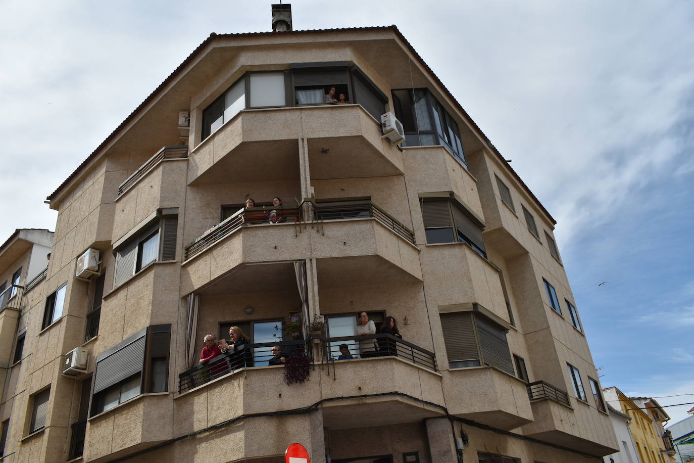 Los miajadeños volvieron a vivir su Semana Santa. Volvieron a llorar la muerte de Jesucristo acompañando al Cristo de la Piedad, la Piedad, el Santo Sepulcro y la Virgen de los Dolores, y volvieron a celebrar su resurrección con el encuentro entre el Cristo Resucitado y la Virgen. Una Semana Santa como hacía dos años no habían podido celebrar y que han vuelto a disfrutar con todos los honores 