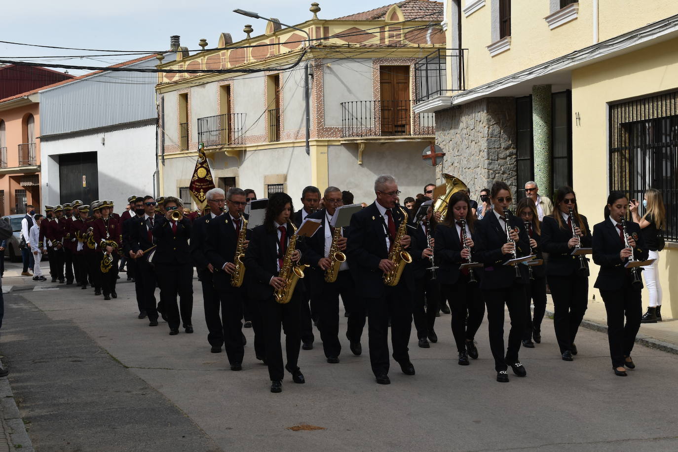 Los miajadeños volvieron a vivir su Semana Santa. Volvieron a llorar la muerte de Jesucristo acompañando al Cristo de la Piedad, la Piedad, el Santo Sepulcro y la Virgen de los Dolores, y volvieron a celebrar su resurrección con el encuentro entre el Cristo Resucitado y la Virgen. Una Semana Santa como hacía dos años no habían podido celebrar y que han vuelto a disfrutar con todos los honores 
