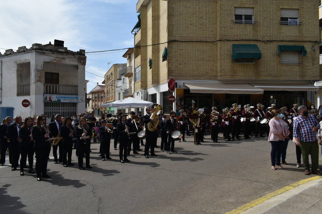 Los miajadeños volvieron a vivir su Semana Santa. Volvieron a llorar la muerte de Jesucristo acompañando al Cristo de la Piedad, la Piedad, el Santo Sepulcro y la Virgen de los Dolores, y volvieron a celebrar su resurrección con el encuentro entre el Cristo Resucitado y la Virgen. Una Semana Santa como hacía dos años no habían podido celebrar y que han vuelto a disfrutar con todos los honores 