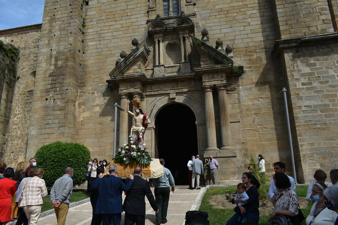 Los miajadeños volvieron a vivir su Semana Santa. Volvieron a llorar la muerte de Jesucristo acompañando al Cristo de la Piedad, la Piedad, el Santo Sepulcro y la Virgen de los Dolores, y volvieron a celebrar su resurrección con el encuentro entre el Cristo Resucitado y la Virgen. Una Semana Santa como hacía dos años no habían podido celebrar y que han vuelto a disfrutar con todos los honores 