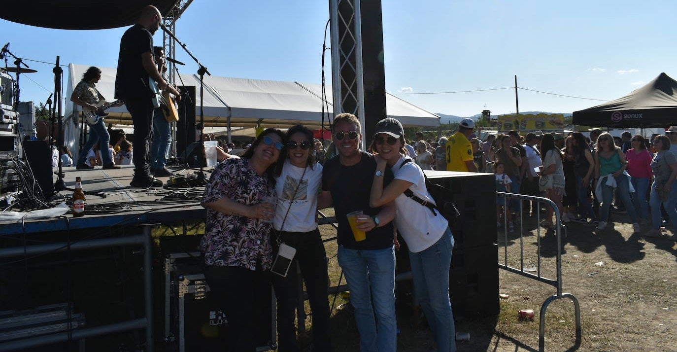 Miajadeños y visitantes disfrutan del concierto de 'Los Cassettes' en la explanada de abajo de la ermita 