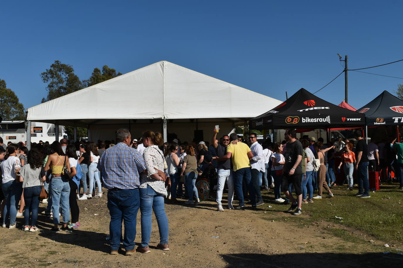 Los miajadeños pusieron la guinda a su Semana Santa con el Lunes de Pascua. Primero disfrutaron de la procesión y la misa en la ermita de El Santo, después llegó la fiesta con los conciertos en la explanada del Santo. 