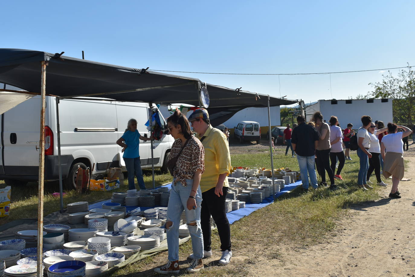 Los miajadeños pusieron la guinda a su Semana Santa con el Lunes de Pascua. Primero disfrutaron de la procesión y la misa en la ermita de El Santo, después llegó la fiesta con los conciertos en la explanada del Santo. 