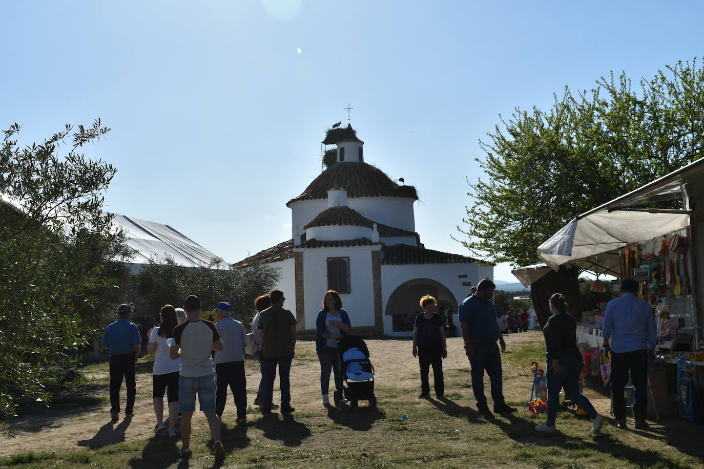 Los miajadeños pusieron la guinda a su Semana Santa con el Lunes de Pascua. Primero disfrutaron de la procesión y la misa en la ermita de El Santo, después llegó la fiesta con los conciertos en la explanada del Santo. 