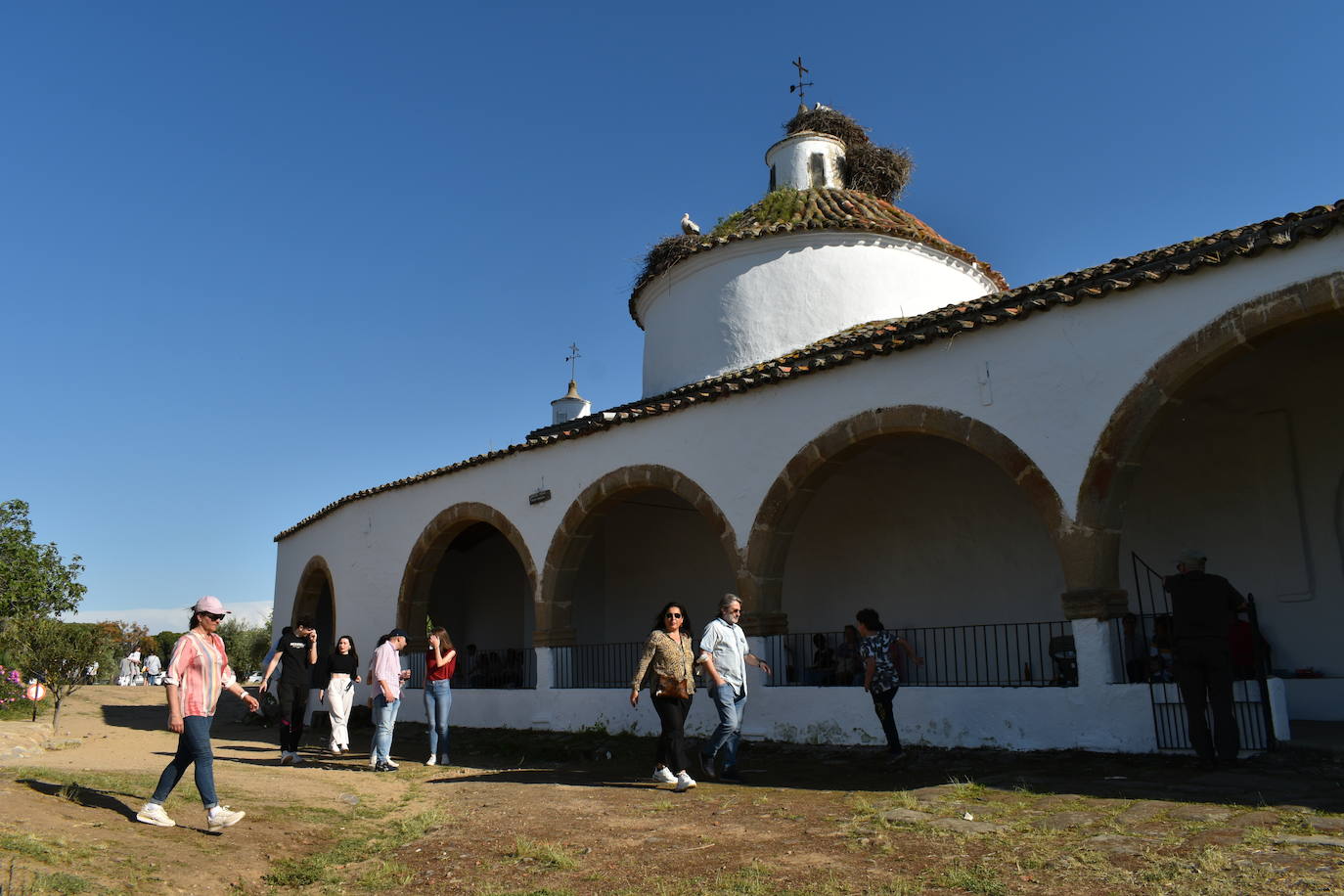 Los miajadeños pusieron la guinda a su Semana Santa con el Lunes de Pascua. Primero disfrutaron de la procesión y la misa en la ermita de El Santo, después llegó la fiesta con los conciertos en la explanada del Santo. 