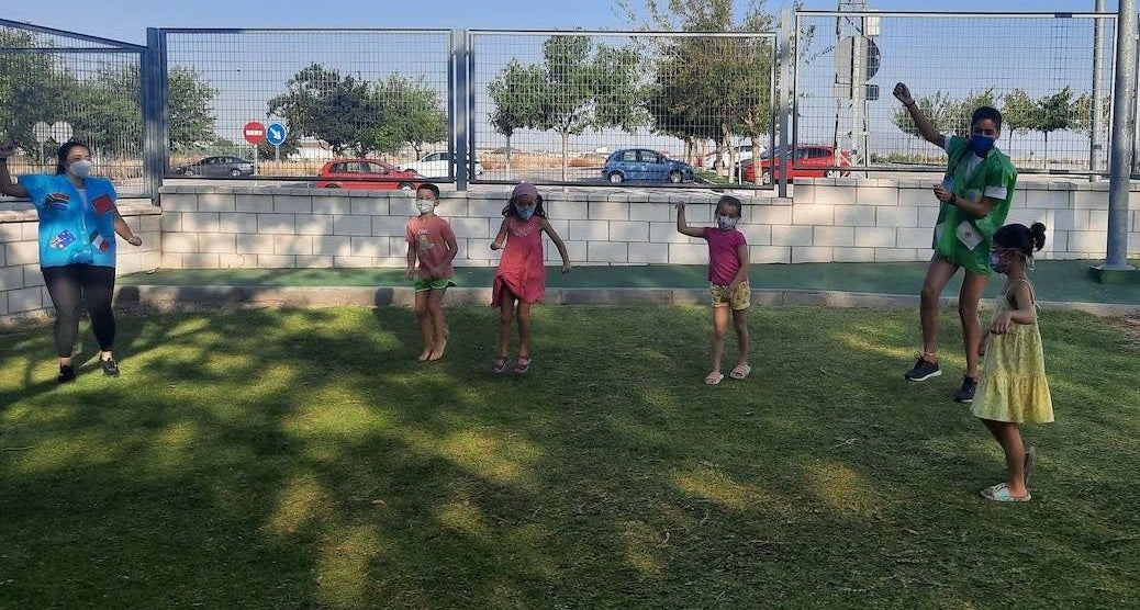 Los pequeños miajadeños bailan en una actividad veraniega 