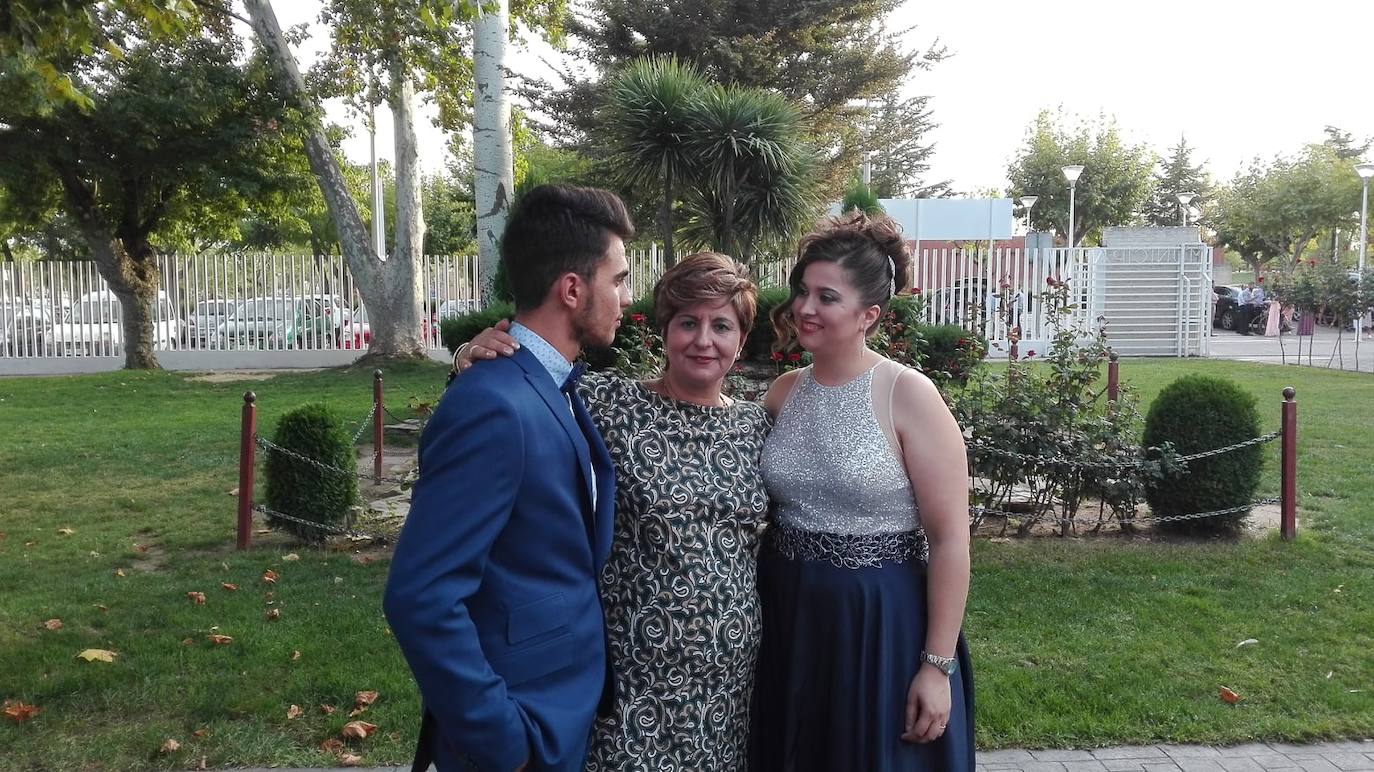 El concurso fotográfico del Día de la madre, organizado por Acomic y el comercio de Miajadas, ha reunido las mejores instantáneas de madres miajadeñas. En ellas los besos, los abrazos, las miradas, y los 'Te quiero' sin necesidad de decirlos, han cobrado el protagonismo que merecen, que ELLAS merecen. 