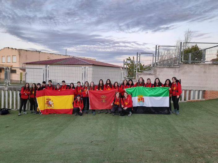 Los alumnos posaron con las tres banderas antes de emprender el viaje 