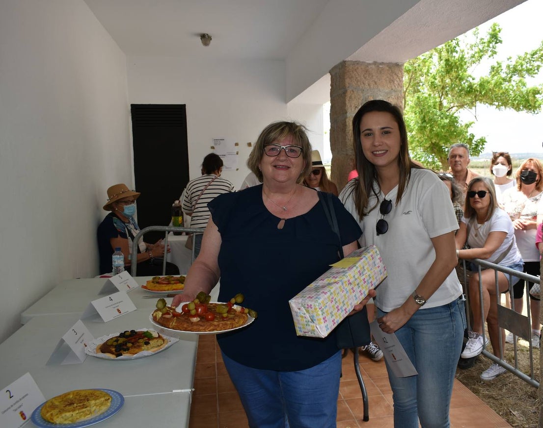 La alegría de la romería de San Isidro volvió a Miajadas este 15 de mayo en todo su esplendor. El Santo estuvo, los miajadeños estuvieron, los caballos estuvieron,... y no faltó de nada. Hubo procesión, misa, peregrinación ecuestre con la asociación miajadeña 'La Garrocha', concurso de tortilla de patatas, y, sobre todo, un día de campo y convivencia entre familia y amigos. El tiempo acompañó, y ya se echaba de menos después de dos años de ausencia. Así lo demostraron todos. 