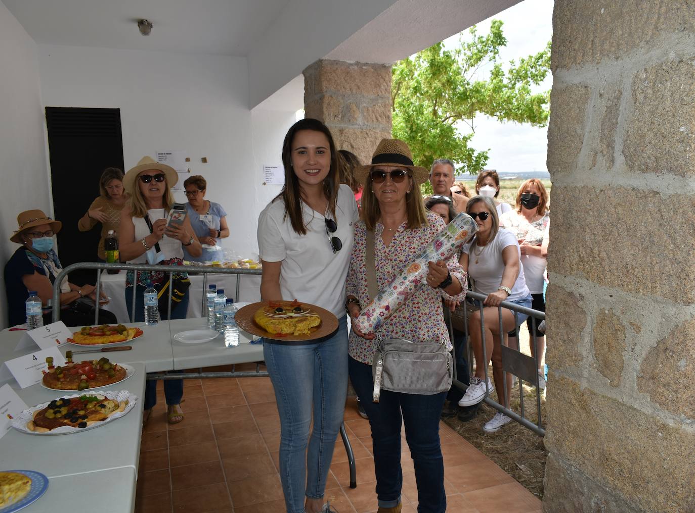 La alegría de la romería de San Isidro volvió a Miajadas este 15 de mayo en todo su esplendor. El Santo estuvo, los miajadeños estuvieron, los caballos estuvieron,... y no faltó de nada. Hubo procesión, misa, peregrinación ecuestre con la asociación miajadeña 'La Garrocha', concurso de tortilla de patatas, y, sobre todo, un día de campo y convivencia entre familia y amigos. El tiempo acompañó, y ya se echaba de menos después de dos años de ausencia. Así lo demostraron todos. 