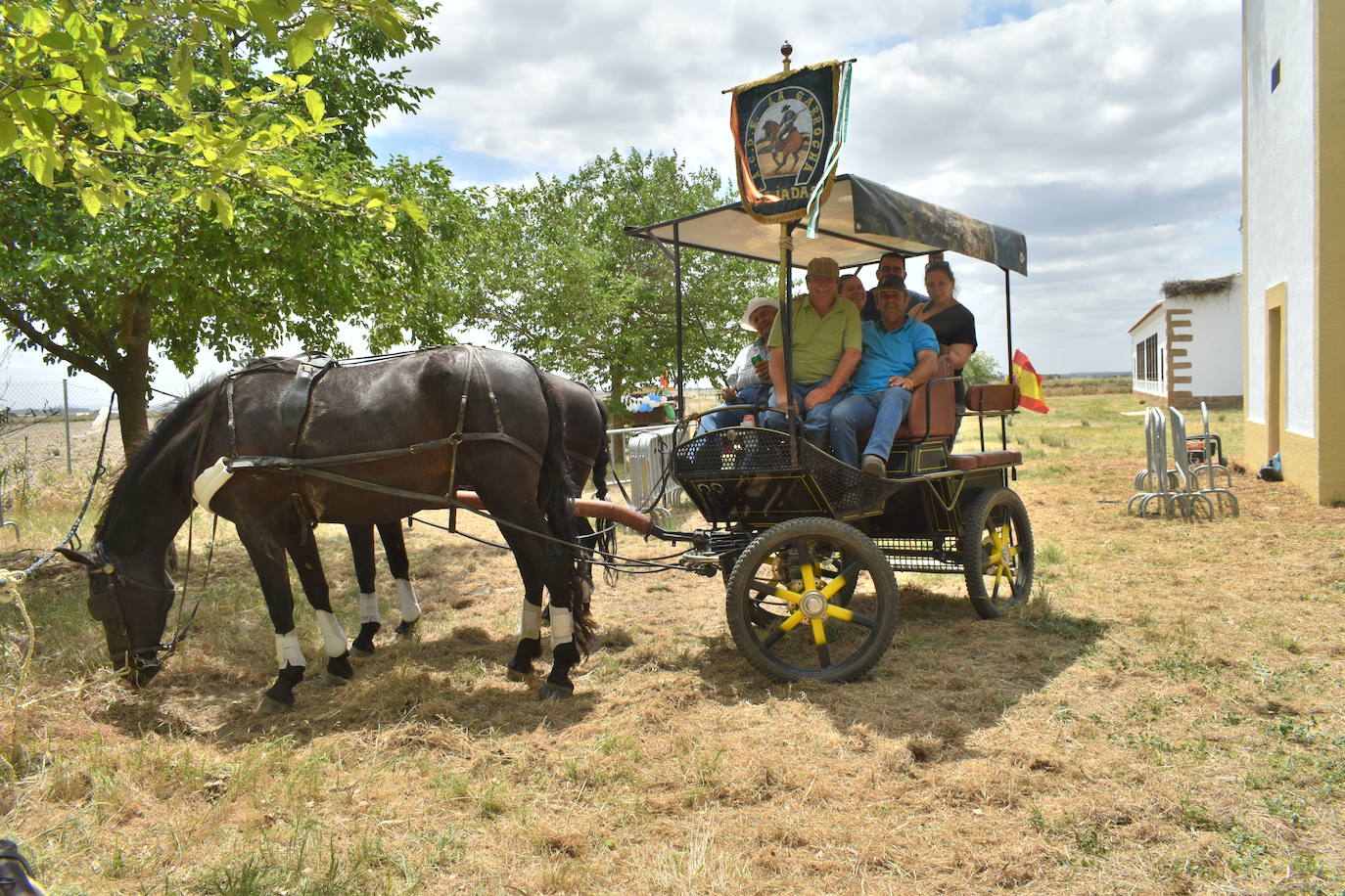 La alegría de la romería de San Isidro volvió a Miajadas este 15 de mayo en todo su esplendor. El Santo estuvo, los miajadeños estuvieron, los caballos estuvieron,... y no faltó de nada. Hubo procesión, misa, peregrinación ecuestre con la asociación miajadeña 'La Garrocha', concurso de tortilla de patatas, y, sobre todo, un día de campo y convivencia entre familia y amigos. El tiempo acompañó, y ya se echaba de menos después de dos años de ausencia. Así lo demostraron todos. 