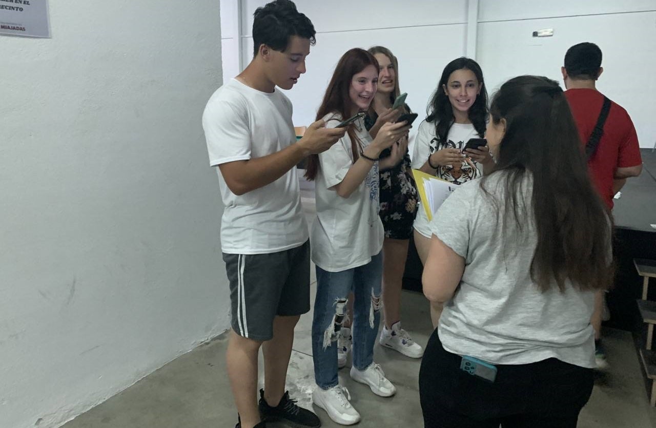 Uno de los grupos participantes sigue las pistas de la búsqueda 