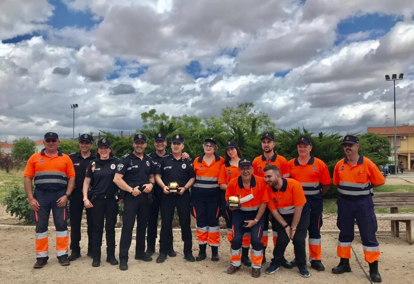 Policía Local y Protección Civil de Miajadas posan con el Tomate de Oro 2021 