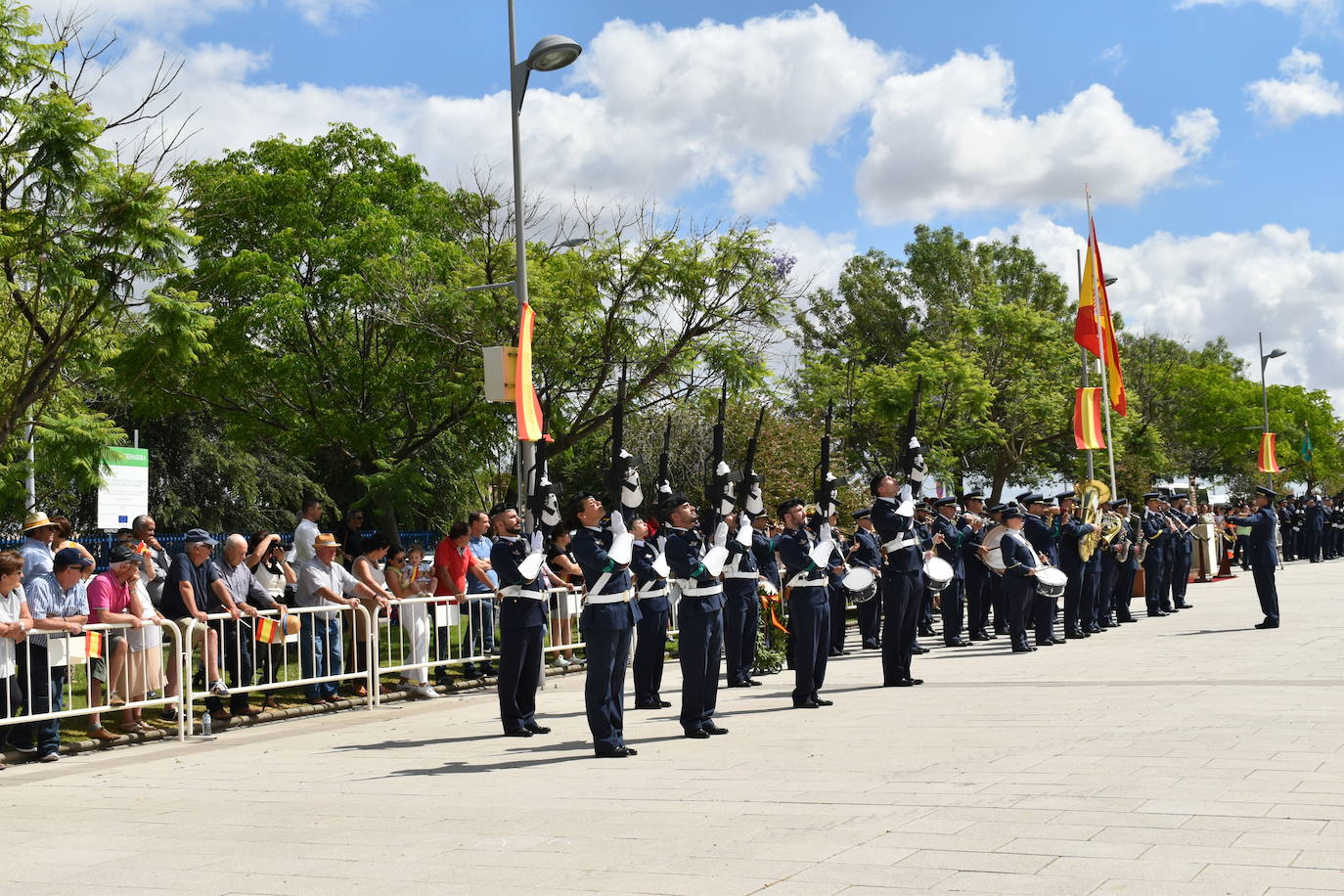 Más de cien ciudadanos juraron bandera en Miajadas, prometiendo por su conciencia y honor guardar guardar la Constitución como norma fundamental del Estado, con lealtad al rey y, si fuera preciso, entregar su vida en defensa de España. Un acto en el que estuvieron acompañados por los militares de la Base Aérea de Talavera la Real y Ala-23, acercando y fortaleciendo lazos entre las Fuerzas Armadas y la población de a pie. 