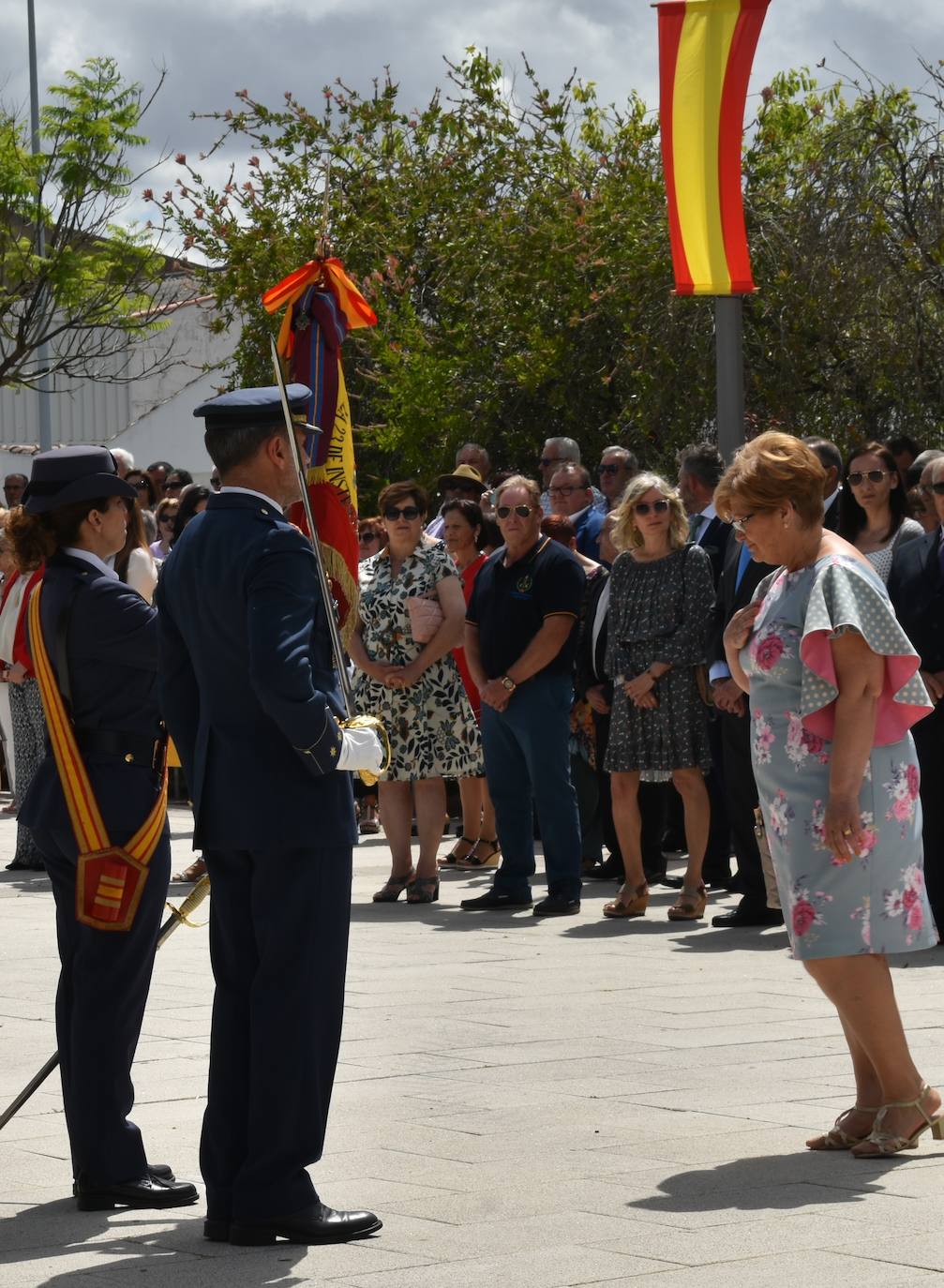 Más de cien ciudadanos juraron bandera en Miajadas, prometiendo por su conciencia y honor guardar guardar la Constitución como norma fundamental del Estado, con lealtad al rey y, si fuera preciso, entregar su vida en defensa de España. Un acto en el que estuvieron acompañados por los militares de la Base Aérea de Talavera la Real y Ala-23, acercando y fortaleciendo lazos entre las Fuerzas Armadas y la población de a pie. 