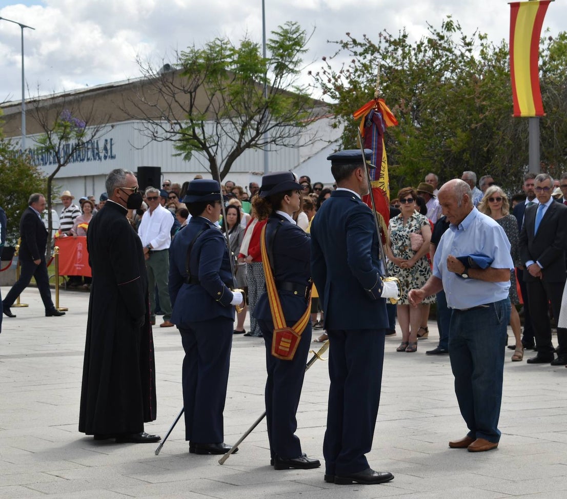 Más de cien ciudadanos juraron bandera en Miajadas, prometiendo por su conciencia y honor guardar guardar la Constitución como norma fundamental del Estado, con lealtad al rey y, si fuera preciso, entregar su vida en defensa de España. Un acto en el que estuvieron acompañados por los militares de la Base Aérea de Talavera la Real y Ala-23, acercando y fortaleciendo lazos entre las Fuerzas Armadas y la población de a pie. 