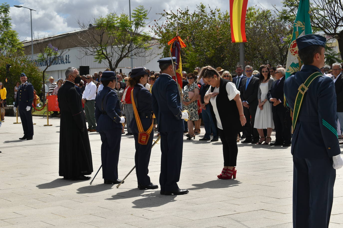 Más de cien ciudadanos juraron bandera en Miajadas, prometiendo por su conciencia y honor guardar guardar la Constitución como norma fundamental del Estado, con lealtad al rey y, si fuera preciso, entregar su vida en defensa de España. Un acto en el que estuvieron acompañados por los militares de la Base Aérea de Talavera la Real y Ala-23, acercando y fortaleciendo lazos entre las Fuerzas Armadas y la población de a pie. 