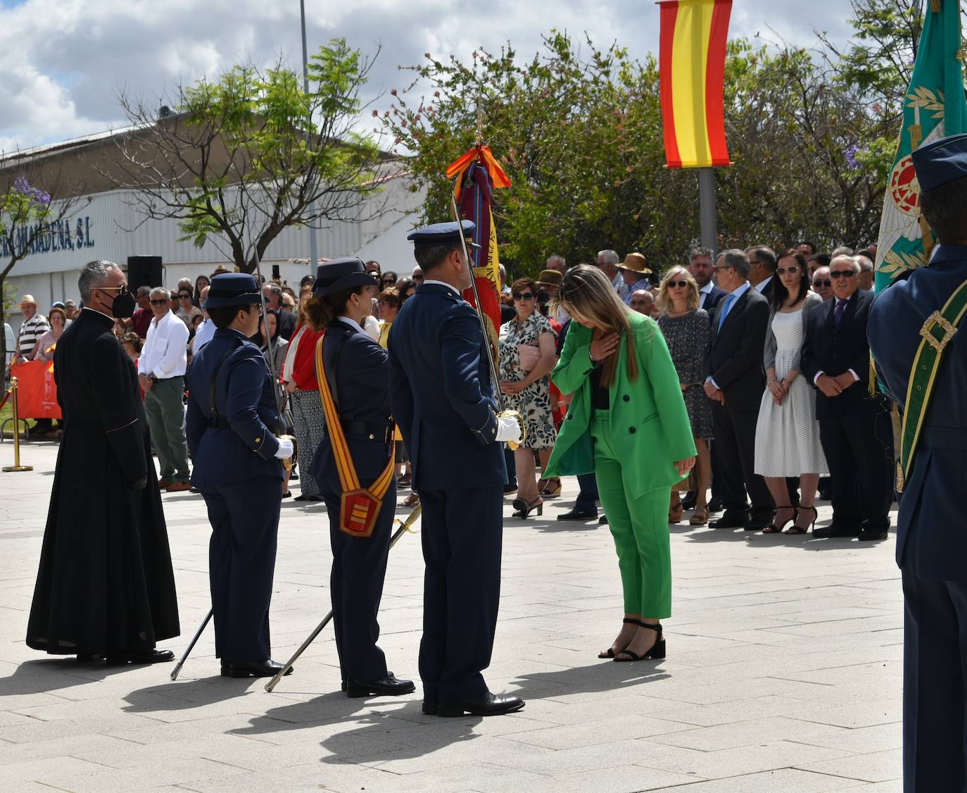 Más de cien ciudadanos juraron bandera en Miajadas, prometiendo por su conciencia y honor guardar guardar la Constitución como norma fundamental del Estado, con lealtad al rey y, si fuera preciso, entregar su vida en defensa de España. Un acto en el que estuvieron acompañados por los militares de la Base Aérea de Talavera la Real y Ala-23, acercando y fortaleciendo lazos entre las Fuerzas Armadas y la población de a pie. 