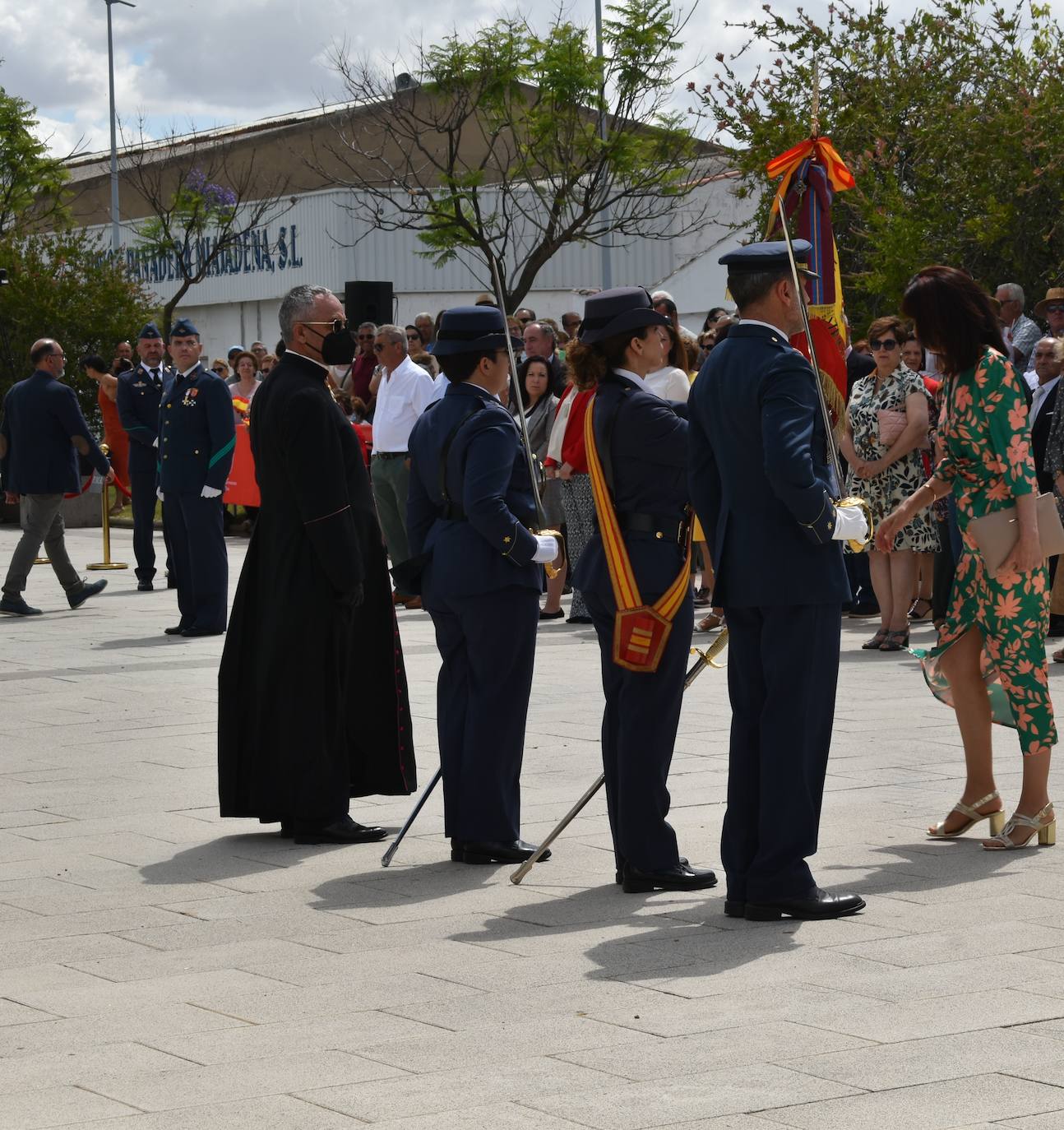 Más de cien ciudadanos juraron bandera en Miajadas, prometiendo por su conciencia y honor guardar guardar la Constitución como norma fundamental del Estado, con lealtad al rey y, si fuera preciso, entregar su vida en defensa de España. Un acto en el que estuvieron acompañados por los militares de la Base Aérea de Talavera la Real y Ala-23, acercando y fortaleciendo lazos entre las Fuerzas Armadas y la población de a pie. 