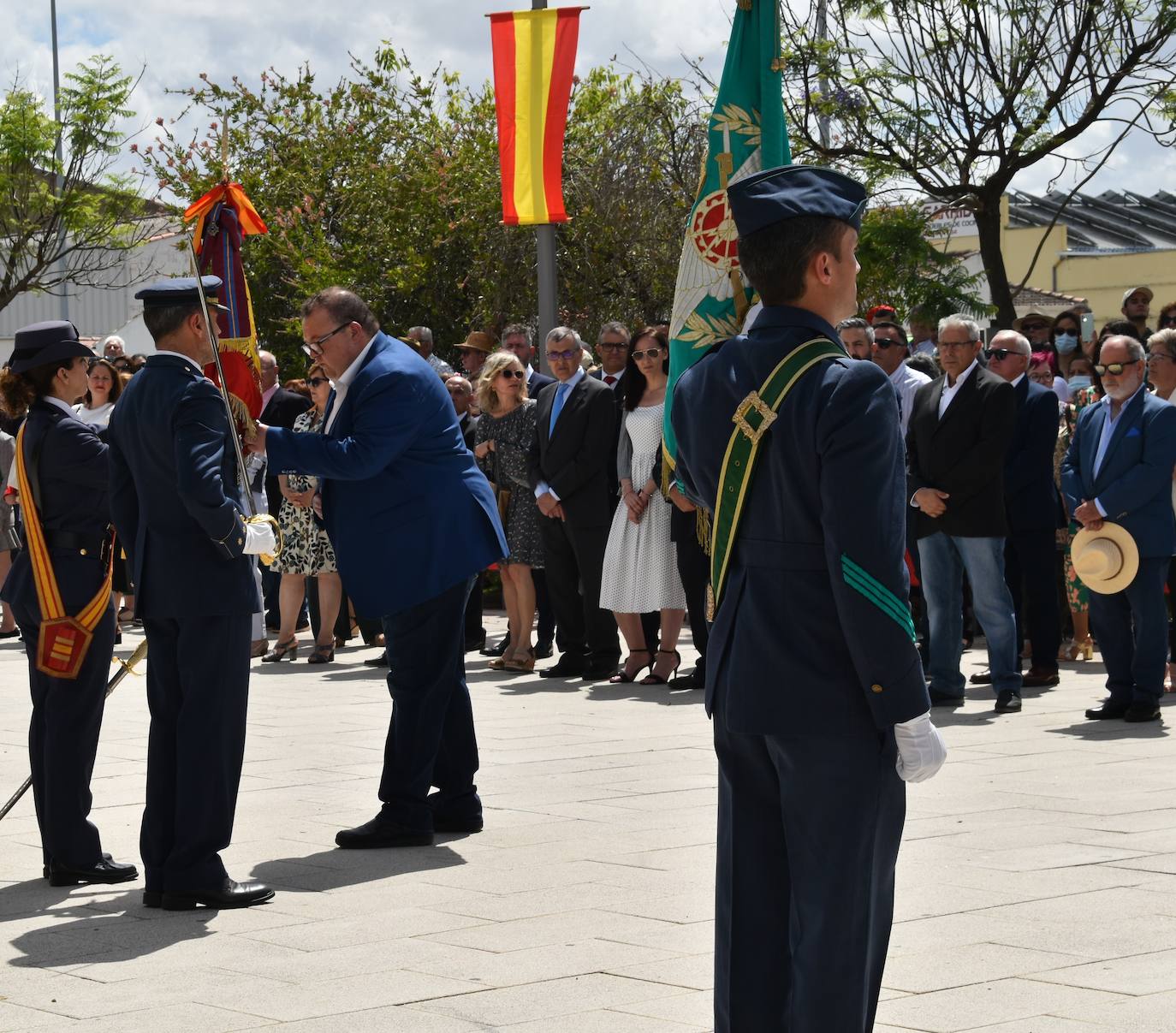 Más de cien ciudadanos juraron bandera en Miajadas, prometiendo por su conciencia y honor guardar guardar la Constitución como norma fundamental del Estado, con lealtad al rey y, si fuera preciso, entregar su vida en defensa de España. Un acto en el que estuvieron acompañados por los militares de la Base Aérea de Talavera la Real y Ala-23, acercando y fortaleciendo lazos entre las Fuerzas Armadas y la población de a pie. 