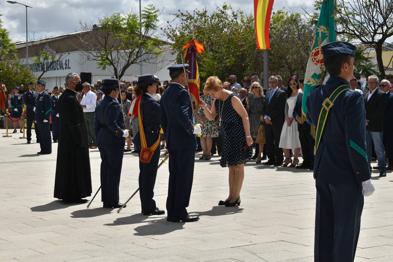 Más de cien ciudadanos juraron bandera en Miajadas, prometiendo por su conciencia y honor guardar guardar la Constitución como norma fundamental del Estado, con lealtad al rey y, si fuera preciso, entregar su vida en defensa de España. Un acto en el que estuvieron acompañados por los militares de la Base Aérea de Talavera la Real y Ala-23, acercando y fortaleciendo lazos entre las Fuerzas Armadas y la población de a pie. 