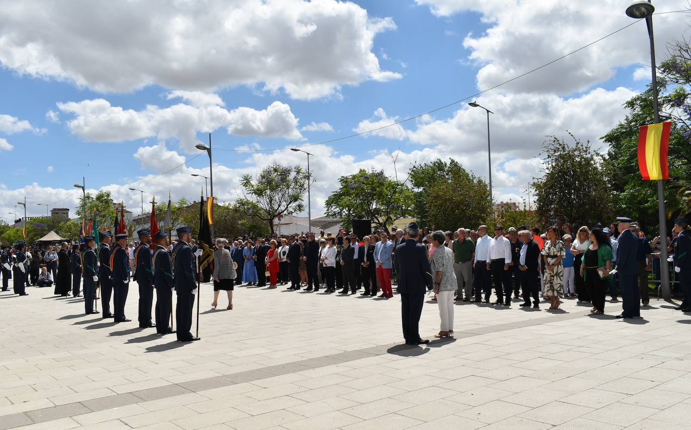 Más de cien ciudadanos juraron bandera en Miajadas, prometiendo por su conciencia y honor guardar guardar la Constitución como norma fundamental del Estado, con lealtad al rey y, si fuera preciso, entregar su vida en defensa de España. Un acto en el que estuvieron acompañados por los militares de la Base Aérea de Talavera la Real y Ala-23, acercando y fortaleciendo lazos entre las Fuerzas Armadas y la población de a pie. 