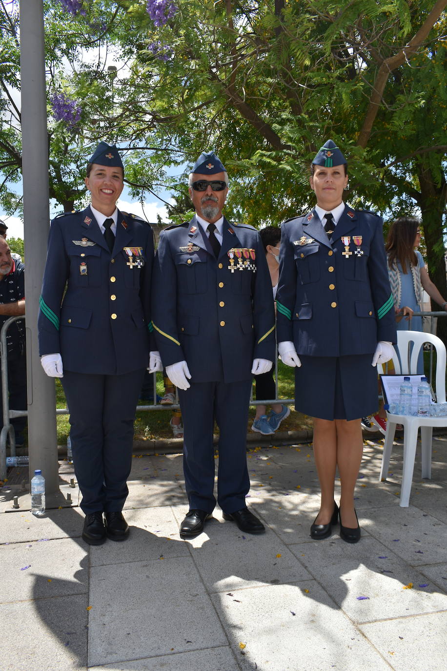 Más de cien ciudadanos juraron bandera en Miajadas, prometiendo por su conciencia y honor guardar guardar la Constitución como norma fundamental del Estado, con lealtad al rey y, si fuera preciso, entregar su vida en defensa de España. Un acto en el que estuvieron acompañados por los militares de la Base Aérea de Talavera la Real y Ala-23, acercando y fortaleciendo lazos entre las Fuerzas Armadas y la población de a pie. 