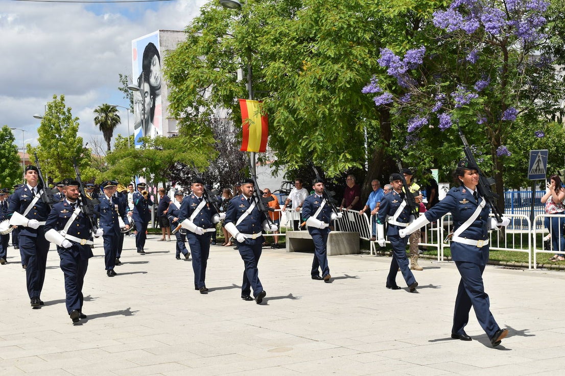 Más de cien ciudadanos juraron bandera en Miajadas, prometiendo por su conciencia y honor guardar guardar la Constitución como norma fundamental del Estado, con lealtad al rey y, si fuera preciso, entregar su vida en defensa de España. Un acto en el que estuvieron acompañados por los militares de la Base Aérea de Talavera la Real y Ala-23, acercando y fortaleciendo lazos entre las Fuerzas Armadas y la población de a pie. 