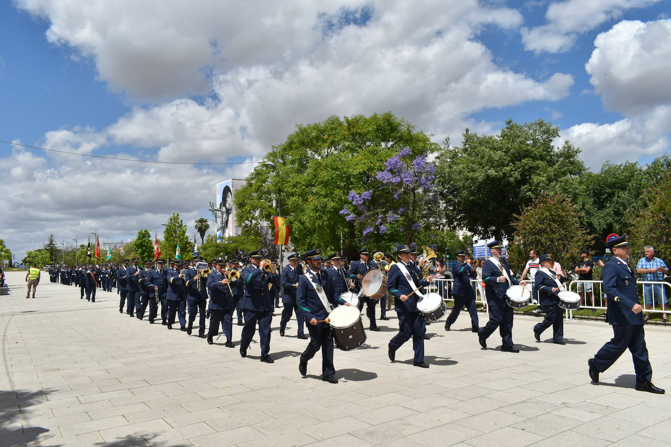 Más de cien ciudadanos juraron bandera en Miajadas, prometiendo por su conciencia y honor guardar guardar la Constitución como norma fundamental del Estado, con lealtad al rey y, si fuera preciso, entregar su vida en defensa de España. Un acto en el que estuvieron acompañados por los militares de la Base Aérea de Talavera la Real y Ala-23, acercando y fortaleciendo lazos entre las Fuerzas Armadas y la población de a pie. 