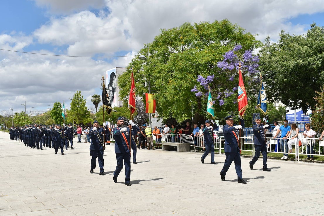 Más de cien ciudadanos juraron bandera en Miajadas, prometiendo por su conciencia y honor guardar guardar la Constitución como norma fundamental del Estado, con lealtad al rey y, si fuera preciso, entregar su vida en defensa de España. Un acto en el que estuvieron acompañados por los militares de la Base Aérea de Talavera la Real y Ala-23, acercando y fortaleciendo lazos entre las Fuerzas Armadas y la población de a pie. 