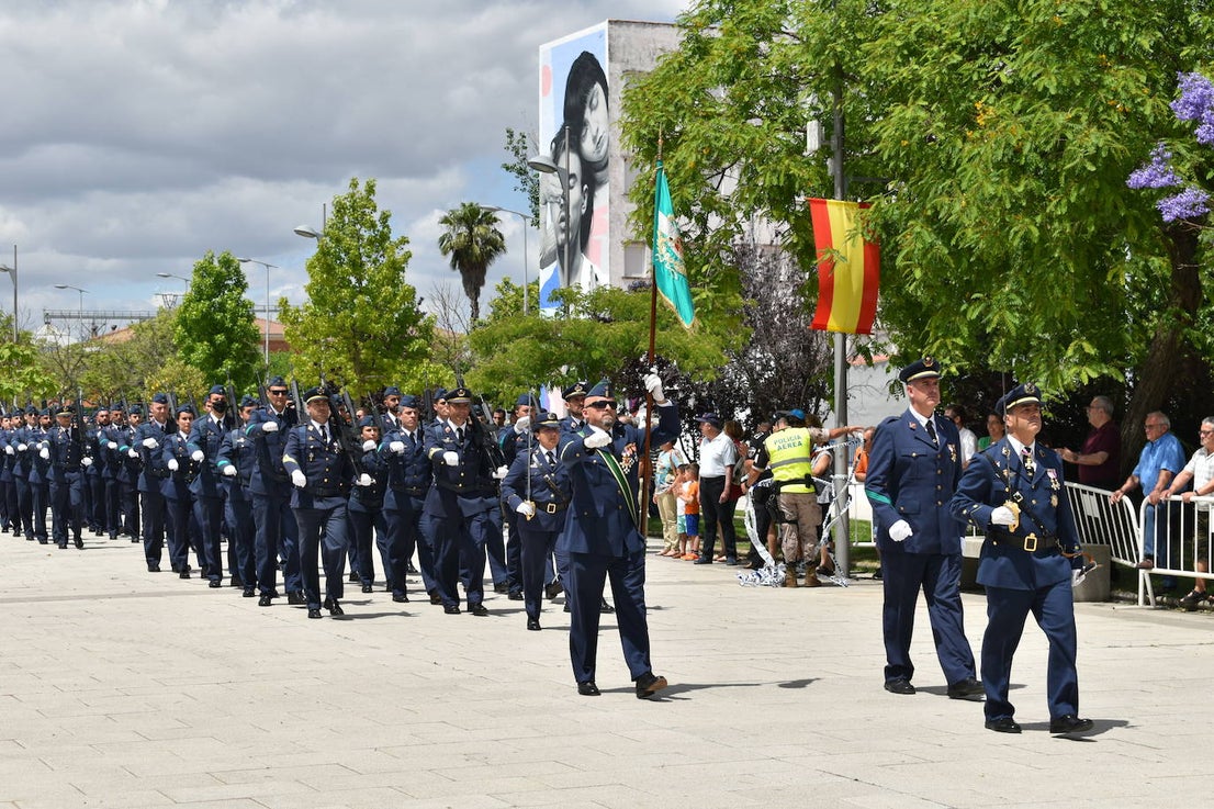 Más de cien ciudadanos juraron bandera en Miajadas, prometiendo por su conciencia y honor guardar guardar la Constitución como norma fundamental del Estado, con lealtad al rey y, si fuera preciso, entregar su vida en defensa de España. Un acto en el que estuvieron acompañados por los militares de la Base Aérea de Talavera la Real y Ala-23, acercando y fortaleciendo lazos entre las Fuerzas Armadas y la población de a pie. 