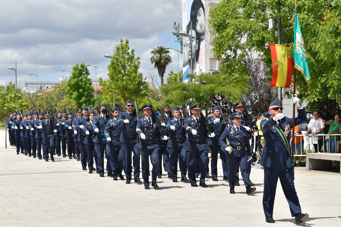 Más de cien ciudadanos juraron bandera en Miajadas, prometiendo por su conciencia y honor guardar guardar la Constitución como norma fundamental del Estado, con lealtad al rey y, si fuera preciso, entregar su vida en defensa de España. Un acto en el que estuvieron acompañados por los militares de la Base Aérea de Talavera la Real y Ala-23, acercando y fortaleciendo lazos entre las Fuerzas Armadas y la población de a pie. 