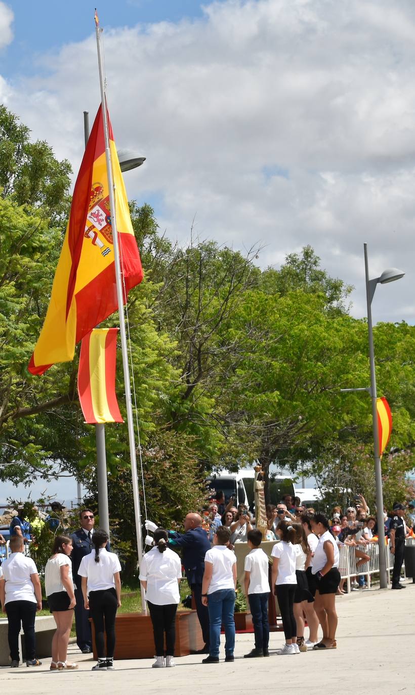 Más de cien ciudadanos juraron bandera en Miajadas, prometiendo por su conciencia y honor guardar guardar la Constitución como norma fundamental del Estado, con lealtad al rey y, si fuera preciso, entregar su vida en defensa de España. Un acto en el que estuvieron acompañados por los militares de la Base Aérea de Talavera la Real y Ala-23, acercando y fortaleciendo lazos entre las Fuerzas Armadas y la población de a pie. 