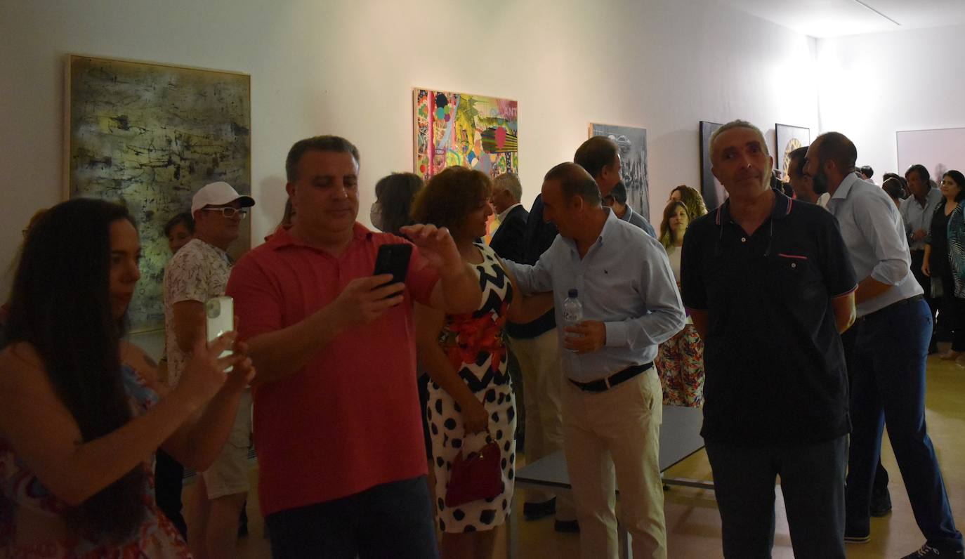 Algunos de los asistentes a la inauguración de la exposición de las obras de este XI certamen 