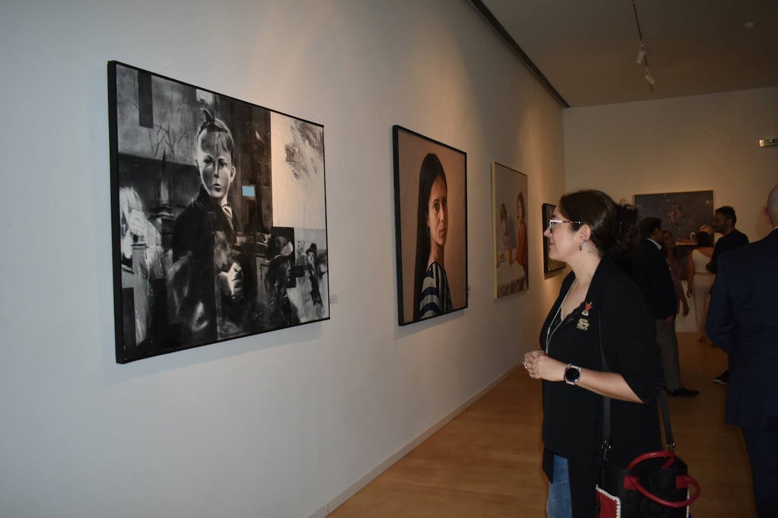 El XI Certamen de Pintura Fundación Laura Otero vivió una gala final memorable. Con el grupo musical Anam Camerata amenizando la noche en el Palacio Obispo Solís, y el neumólogo Juan Fernando Masa como invitado de honor, la fundación retomó su tradición de la forma más emotiva, esperada y especial. Guillermo Sedano ha sido el ganador de esta edición con 'Camino del vuelta al norte', mientras que Juan Carlos Gil ha conseguido el segundo premio con 'Composición con patines' y David Palomero se ha hecho con el Accésit con 'Lucía'. Tras el acto oficial, los asistentes pudieron disfrutar de la exposición, abierta hasta el 15 de julio. 
