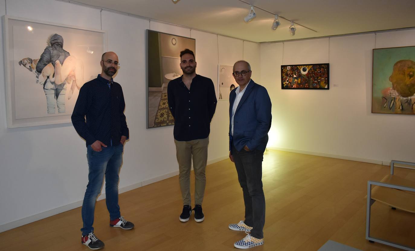 El XI Certamen de Pintura Fundación Laura Otero vivió una gala final memorable. Con el grupo musical Anam Camerata amenizando la noche en el Palacio Obispo Solís, y el neumólogo Juan Fernando Masa como invitado de honor, la fundación retomó su tradición de la forma más emotiva, esperada y especial. Guillermo Sedano ha sido el ganador de esta edición con 'Camino del vuelta al norte', mientras que Juan Carlos Gil ha conseguido el segundo premio con 'Composición con patines' y David Palomero se ha hecho con el Accésit con 'Lucía'. Tras el acto oficial, los asistentes pudieron disfrutar de la exposición, abierta hasta el 15 de julio. 