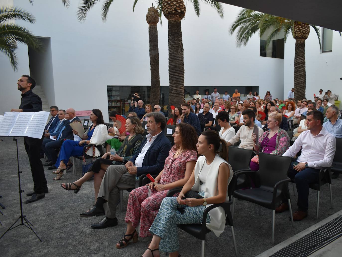 El XI Certamen de Pintura Fundación Laura Otero vivió una gala final memorable. Con el grupo musical Anam Camerata amenizando la noche en el Palacio Obispo Solís, y el neumólogo Juan Fernando Masa como invitado de honor, la fundación retomó su tradición de la forma más emotiva, esperada y especial. Guillermo Sedano ha sido el ganador de esta edición con 'Camino del vuelta al norte', mientras que Juan Carlos Gil ha conseguido el segundo premio con 'Composición con patines' y David Palomero se ha hecho con el Accésit con 'Lucía'. Tras el acto oficial, los asistentes pudieron disfrutar de la exposición, abierta hasta el 15 de julio. 