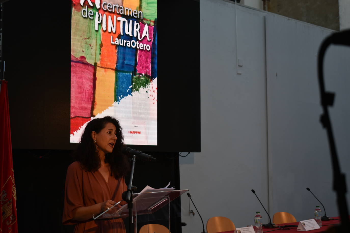El XI Certamen de Pintura Fundación Laura Otero vivió una gala final memorable. Con el grupo musical Anam Camerata amenizando la noche en el Palacio Obispo Solís, y el neumólogo Juan Fernando Masa como invitado de honor, la fundación retomó su tradición de la forma más emotiva, esperada y especial. Guillermo Sedano ha sido el ganador de esta edición con 'Camino del vuelta al norte', mientras que Juan Carlos Gil ha conseguido el segundo premio con 'Composición con patines' y David Palomero se ha hecho con el Accésit con 'Lucía'. Tras el acto oficial, los asistentes pudieron disfrutar de la exposición, abierta hasta el 15 de julio. 
