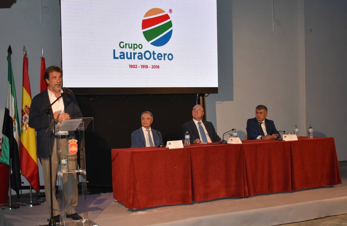 El XI Certamen de Pintura Fundación Laura Otero vivió una gala final memorable. Con el grupo musical Anam Camerata amenizando la noche en el Palacio Obispo Solís, y el neumólogo Juan Fernando Masa como invitado de honor, la fundación retomó su tradición de la forma más emotiva, esperada y especial. Guillermo Sedano ha sido el ganador de esta edición con 'Camino del vuelta al norte', mientras que Juan Carlos Gil ha conseguido el segundo premio con 'Composición con patines' y David Palomero se ha hecho con el Accésit con 'Lucía'. Tras el acto oficial, los asistentes pudieron disfrutar de la exposición, abierta hasta el 15 de julio. 