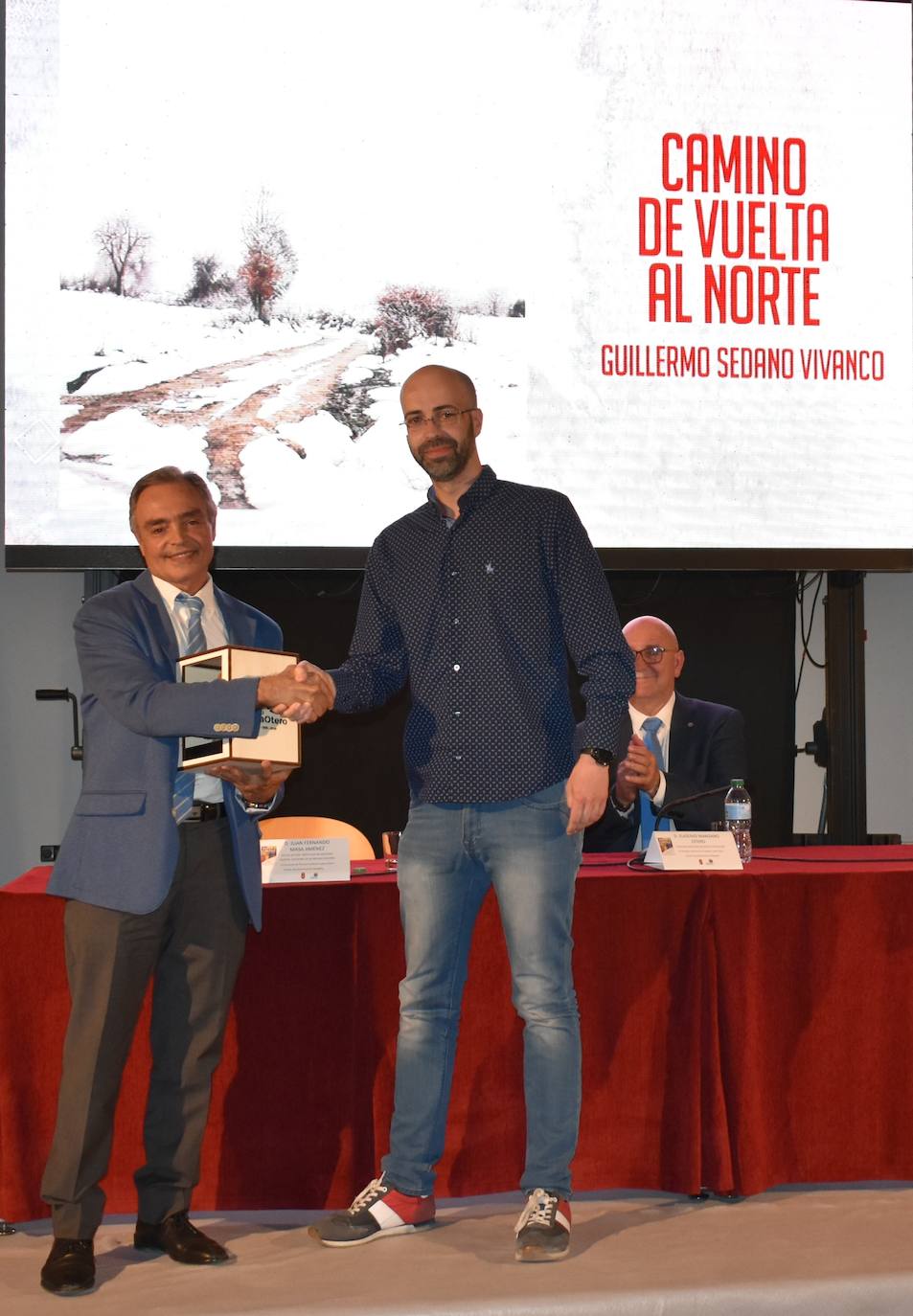 El XI Certamen de Pintura Fundación Laura Otero vivió una gala final memorable. Con el grupo musical Anam Camerata amenizando la noche en el Palacio Obispo Solís, y el neumólogo Juan Fernando Masa como invitado de honor, la fundación retomó su tradición de la forma más emotiva, esperada y especial. Guillermo Sedano ha sido el ganador de esta edición con 'Camino del vuelta al norte', mientras que Juan Carlos Gil ha conseguido el segundo premio con 'Composición con patines' y David Palomero se ha hecho con el Accésit con 'Lucía'. Tras el acto oficial, los asistentes pudieron disfrutar de la exposición, abierta hasta el 15 de julio. 