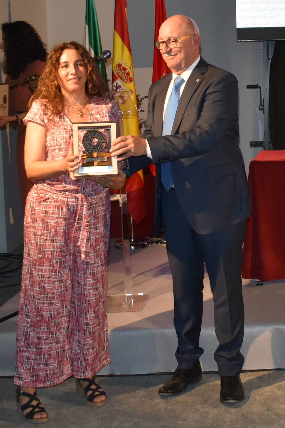 El XI Certamen de Pintura Fundación Laura Otero vivió una gala final memorable. Con el grupo musical Anam Camerata amenizando la noche en el Palacio Obispo Solís, y el neumólogo Juan Fernando Masa como invitado de honor, la fundación retomó su tradición de la forma más emotiva, esperada y especial. Guillermo Sedano ha sido el ganador de esta edición con 'Camino del vuelta al norte', mientras que Juan Carlos Gil ha conseguido el segundo premio con 'Composición con patines' y David Palomero se ha hecho con el Accésit con 'Lucía'. Tras el acto oficial, los asistentes pudieron disfrutar de la exposición, abierta hasta el 15 de julio. 