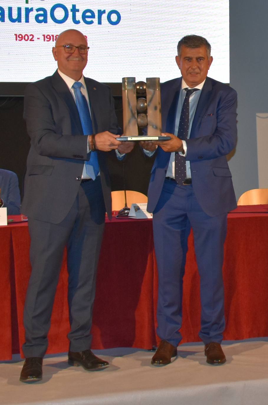 El XI Certamen de Pintura Fundación Laura Otero vivió una gala final memorable. Con el grupo musical Anam Camerata amenizando la noche en el Palacio Obispo Solís, y el neumólogo Juan Fernando Masa como invitado de honor, la fundación retomó su tradición de la forma más emotiva, esperada y especial. Guillermo Sedano ha sido el ganador de esta edición con 'Camino del vuelta al norte', mientras que Juan Carlos Gil ha conseguido el segundo premio con 'Composición con patines' y David Palomero se ha hecho con el Accésit con 'Lucía'. Tras el acto oficial, los asistentes pudieron disfrutar de la exposición, abierta hasta el 15 de julio. 