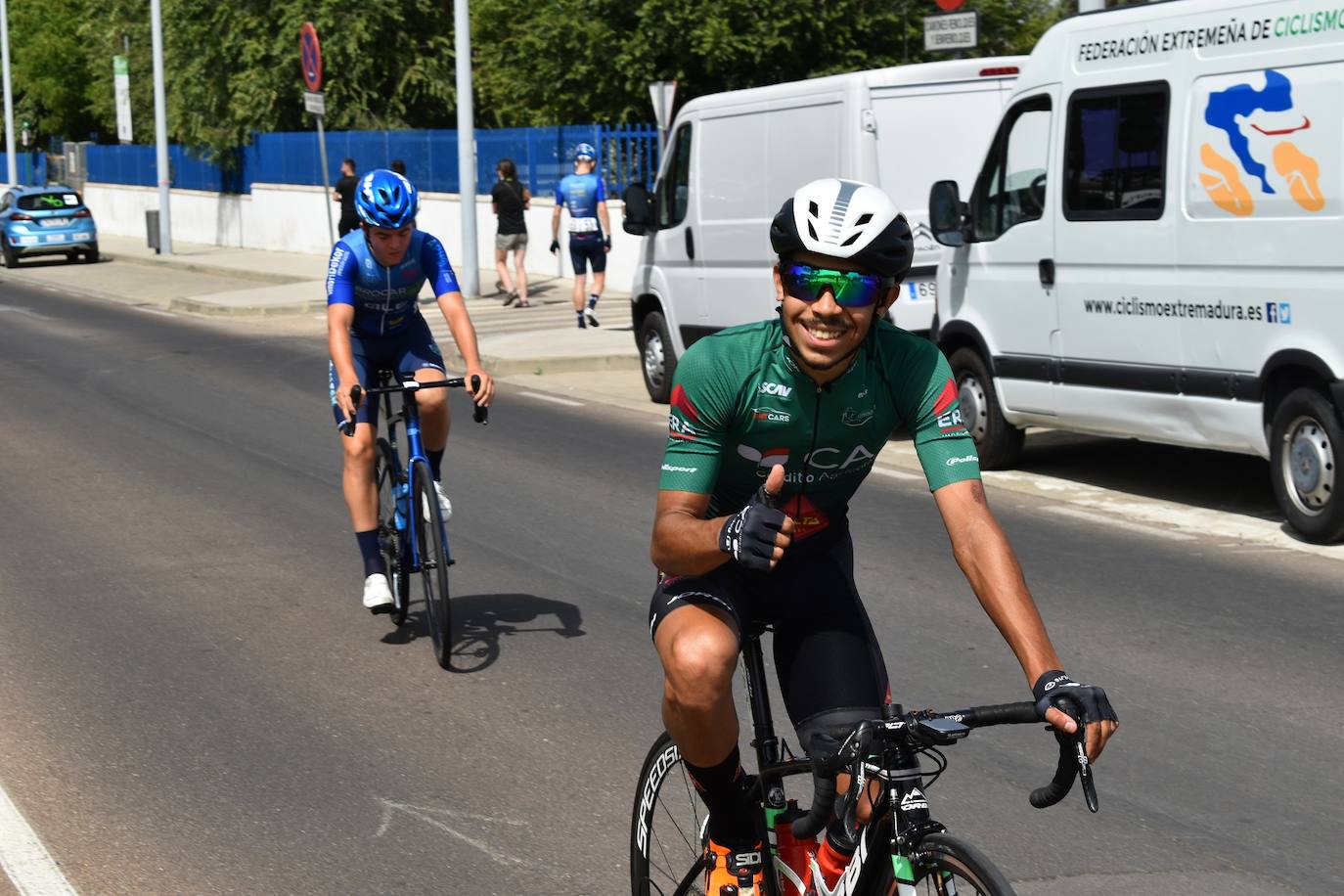 Miajadas se convirtió el pasado sábado en uno de los puntos clave de la Vuelta Ciclista Extremadura 2022 siendo el punto de salida oficial de la cuarta etapa. Miajadeños y visitantes se acercaron hasta la avenida García Siñeriz para conocer de cerca la 'serpiente multicolor', a los ciclistas y equipos llegados desde distintos puntos del país. 