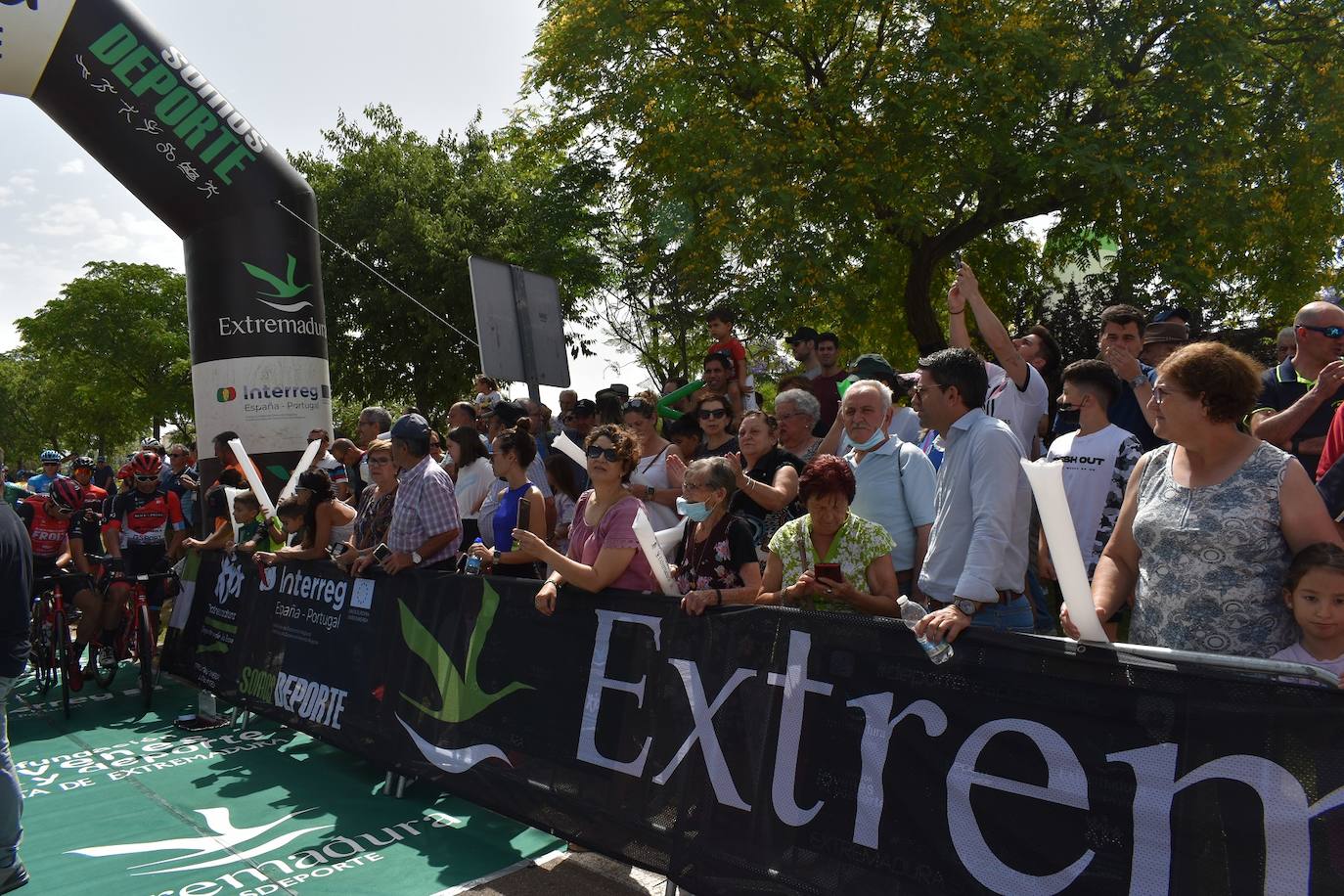 Miajadas se convirtió el pasado sábado en uno de los puntos clave de la Vuelta Ciclista Extremadura 2022 siendo el punto de salida oficial de la cuarta etapa. Miajadeños y visitantes se acercaron hasta la avenida García Siñeriz para conocer de cerca la 'serpiente multicolor', a los ciclistas y equipos llegados desde distintos puntos del país. 