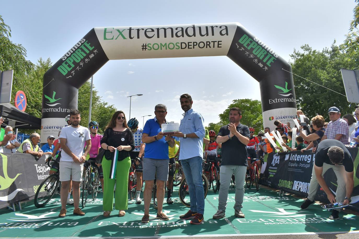 Miajadas se convirtió el pasado sábado en uno de los puntos clave de la Vuelta Ciclista Extremadura 2022 siendo el punto de salida oficial de la cuarta etapa. Miajadeños y visitantes se acercaron hasta la avenida García Siñeriz para conocer de cerca la 'serpiente multicolor', a los ciclistas y equipos llegados desde distintos puntos del país. 