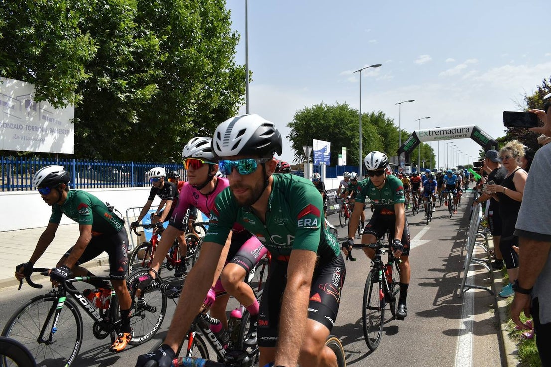 Miajadas se convirtió el pasado sábado en uno de los puntos clave de la Vuelta Ciclista Extremadura 2022 siendo el punto de salida oficial de la cuarta etapa. Miajadeños y visitantes se acercaron hasta la avenida García Siñeriz para conocer de cerca la 'serpiente multicolor', a los ciclistas y equipos llegados desde distintos puntos del país. 