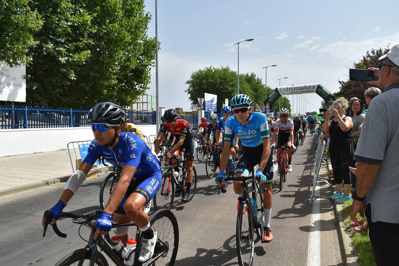 Miajadas se convirtió el pasado sábado en uno de los puntos clave de la Vuelta Ciclista Extremadura 2022 siendo el punto de salida oficial de la cuarta etapa. Miajadeños y visitantes se acercaron hasta la avenida García Siñeriz para conocer de cerca la 'serpiente multicolor', a los ciclistas y equipos llegados desde distintos puntos del país. 