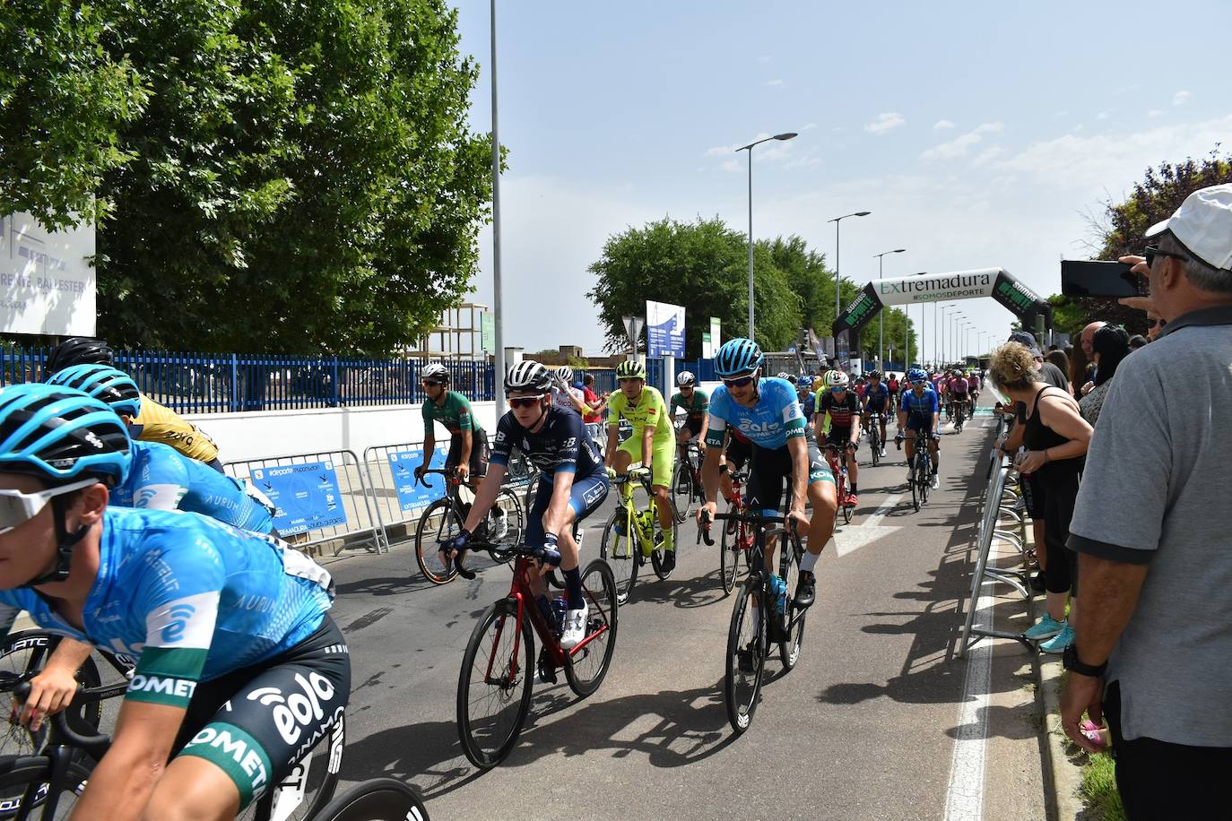 Miajadas se convirtió el pasado sábado en uno de los puntos clave de la Vuelta Ciclista Extremadura 2022 siendo el punto de salida oficial de la cuarta etapa. Miajadeños y visitantes se acercaron hasta la avenida García Siñeriz para conocer de cerca la 'serpiente multicolor', a los ciclistas y equipos llegados desde distintos puntos del país. 